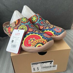 NWT UIN Slip-on